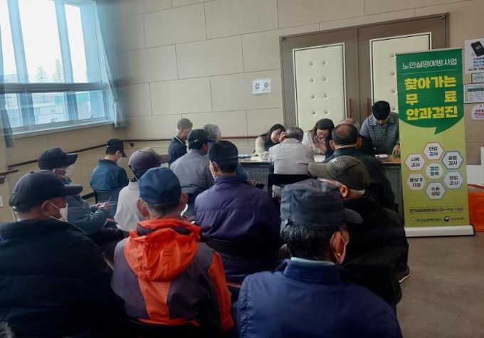 장흥군, 노인 대상 찾아가는 무료 안검진 실시