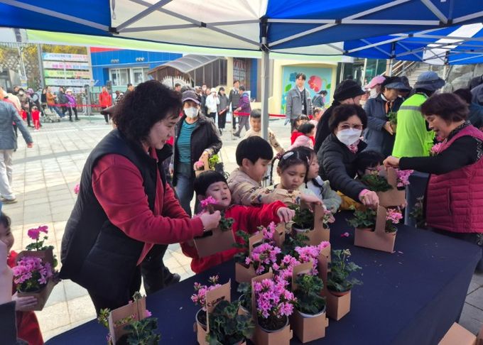 인천 중구, 자유공원 등 3곳서 ‘식목일 기념 나무 나눔’ 행사 성료