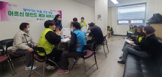 영천시종합복지센터에서 어르신들이 마음건강 상담을 받고 있다.