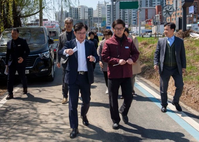 김병수 김포시장이 7일 고다니 유수지, 한강중앙공원, 김포대로 미세먼지 저감숲 조성 대상지 등 주요 사업 현장을 방문해 진행 상황을 점검하고 시민 중심의 공간 조성 방안을 모색하고 있다.