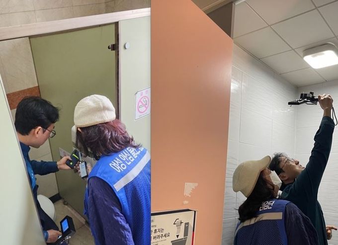 주민감시단이 개방화장실의 불법 촬영 장비 설치 유무를 점검하고 있다.