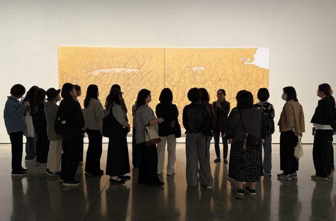 참가자들이 대구미술관에서 ‘서화무진 특별전’을 관람하며 전문 안내원의 해설을 듣고 있다.