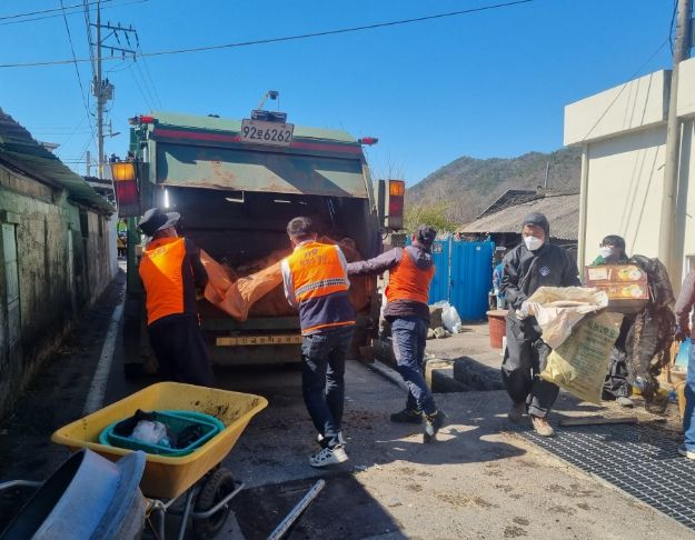동복면 독거노인 가구에서 진행된 주거환경 개선 활동 모습