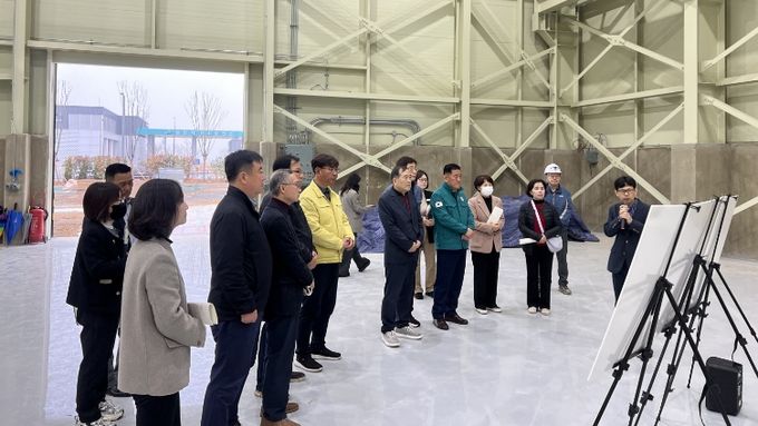 밀양시 관계자와 결산검사위원들이 수소환경 소재·부품 기업지원센터를 방문해 사업 현황을 청취하고 있다.