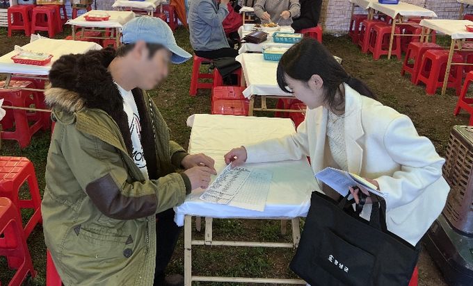 1. 위생관리 전담반이 식품접객업소 특별 위생점검을 실시하고 있다.