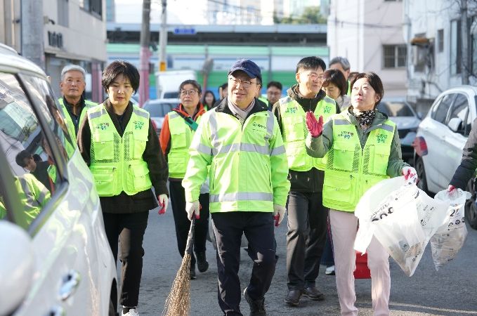 주민들과 함께 골목을 청소하는 류경기 중랑구청장의 모습