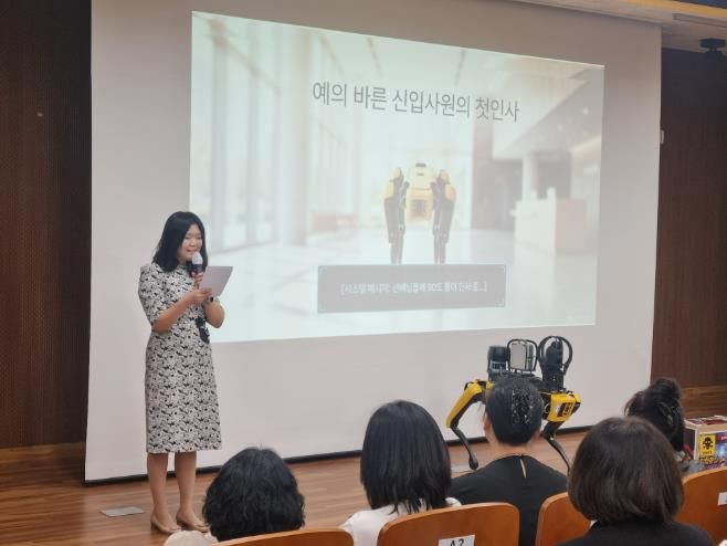 울산 지역 유초중등 교(원)장들이 9일 울산교육연수원에서 학교경영 역량강화 직무연수를 듣고있다