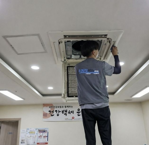 “여름 더위잡는다” 수원시 권선구, 경로당(무더위쉼터) 냉방기 점검·청소 실시