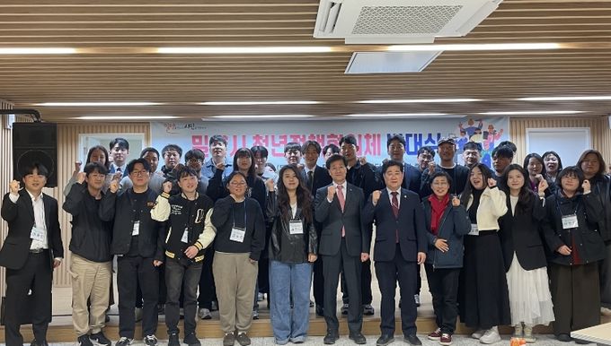 청년정책협의체 발대식에서 밀양시 관계자와 청년 위원들이 기념 촬영을 하고 있다.