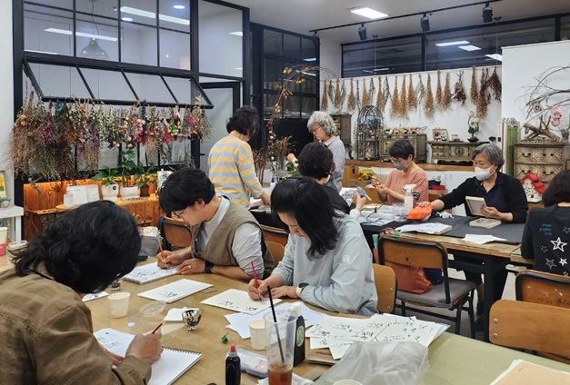 주민들이 어울림평생학습센터인 좌2동 해운대종 이꽃문화원에서 캘리그래피를 배우고 있다.