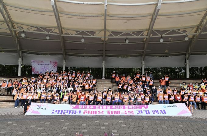 치매안심가맹점/치매극복선도단체 현판 전달 모습