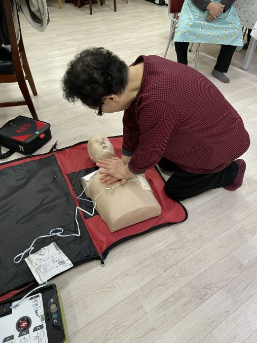 동두천시 소요동 행정복지센터, 주민참여예산으로 경로당 13개소에 자동심장충격기 설치