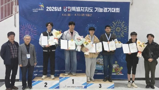 오형석 책임 매니저(우측 세 번째) 시상