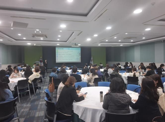 울산 지역 저경력 고등학교 교사들이 13일 외솔회의실에서 진학지도 역량 다지기 연수를 듣고있다