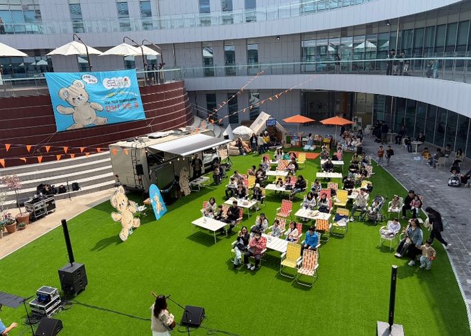 4월 11일. 4월 문화행사로 야외도서관 그림책 캠핑이 평생교육원 중정에서 펼쳐지고 있다.