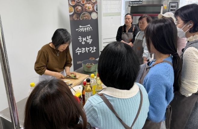 결혼이민자들이 밀양시가족센터의 ‘행복 수라간’ 요리 프로그램에 참여하고 있다.