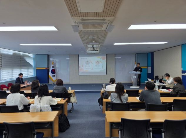 울산 지역 중고등학교 교사들이 14일 울산교육청 다산홀에서 '수업 관계 성장 지원' 연수를 듣고있다.