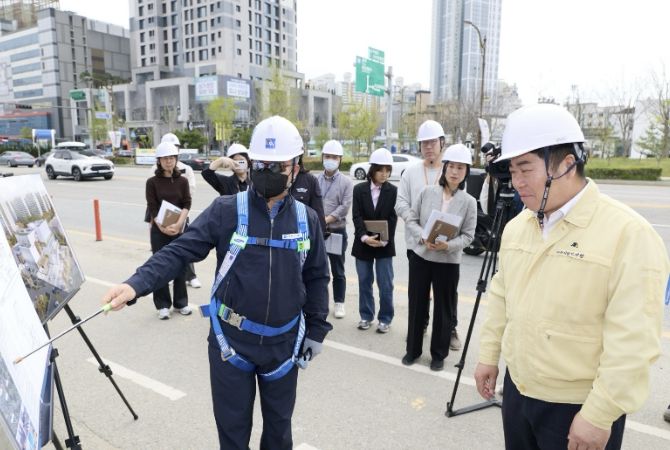 아산 The새로이센터 현장점검 사진(오른쪽 오세현 아산시장)