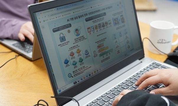 인천시청년미래센터 프로젝트형 일자리 참여 청년들이 AI 영상 제작 교육을 듣고 있다.