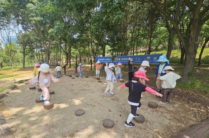 아이들이 빛가람호수공원 유아숲체험원에서 교육 활동에 참여하고 있다.