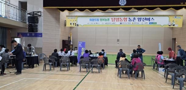 15일 남평초등학교에 차려진 농촌 왕진버스 현장에서 의료 상담을 비롯한 건강서비스가 진행되고 있다.