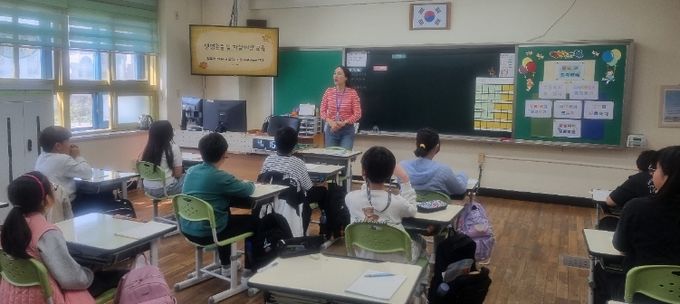 광주광역시서부교육지원청 서부Wee센터 전문상담사가 16일 광주극락초등학교 5학년 교실을 방문해 ‘학교 방문 생명존중 및 자살예방 교육’을 진행하고 있다.