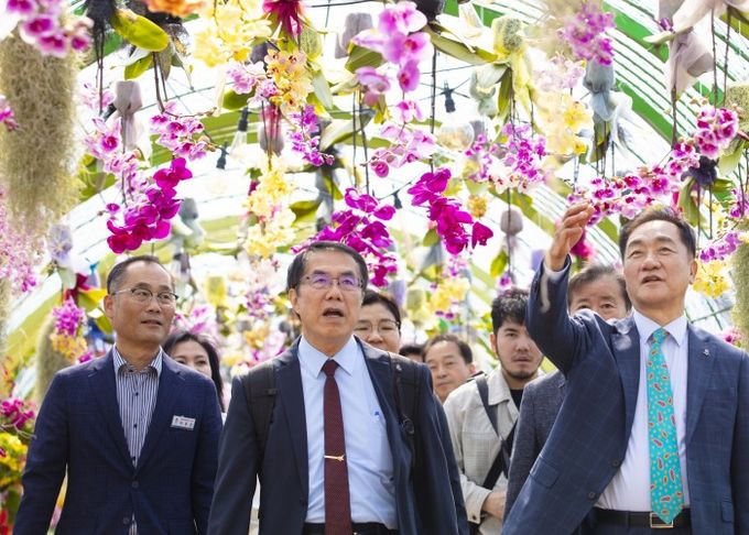 오른쪽부터 농업생태원을 둘러보는 정장선 평택시장, 황웨이저 대만 타이난시장, 이우진 평택시 농업기술센터 소장
